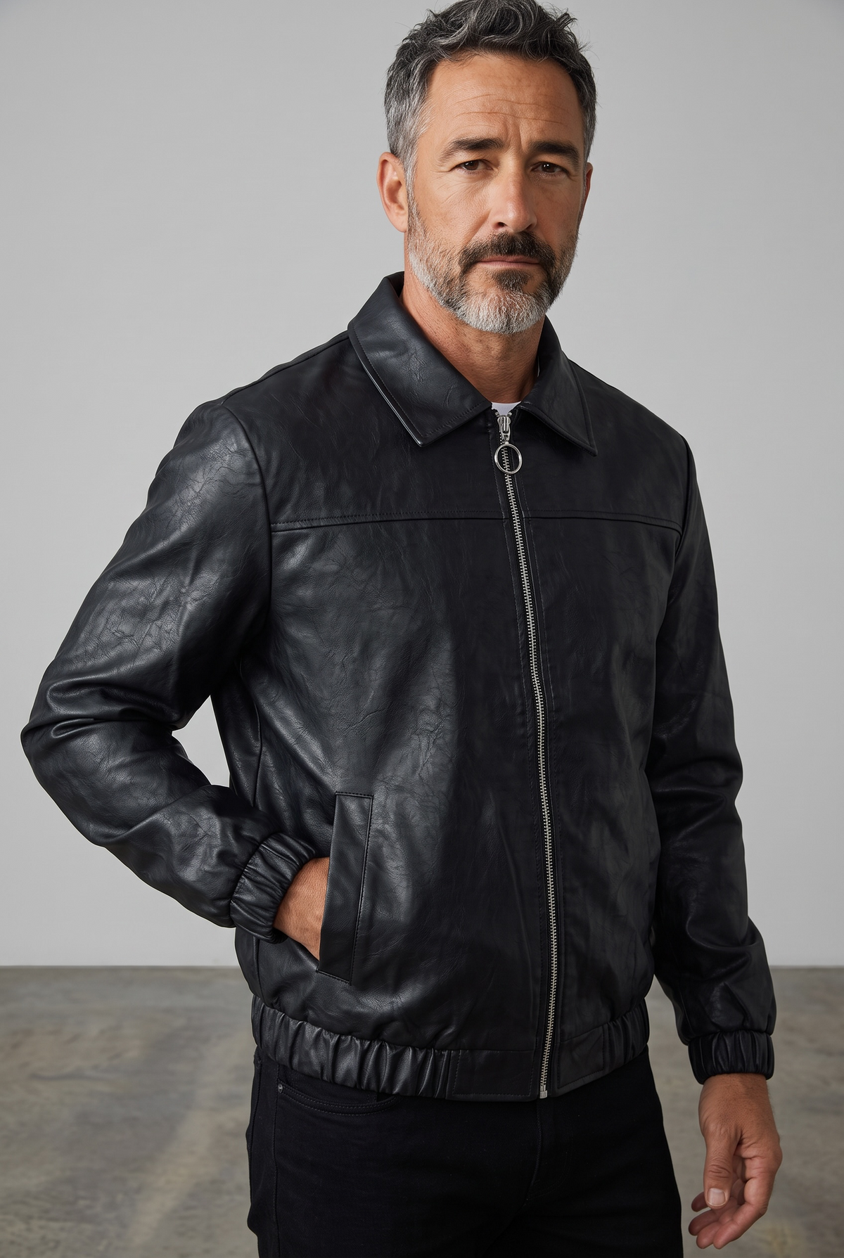 Chaqueta Bomber Cuerina Hombre - café envejecido, caminando